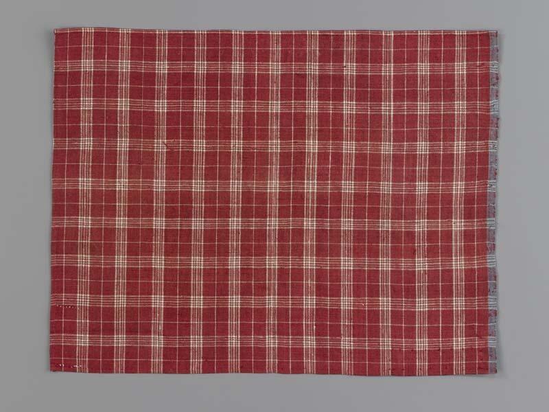 Hindelooper borstlap of foarpeldook van rood en wit bont