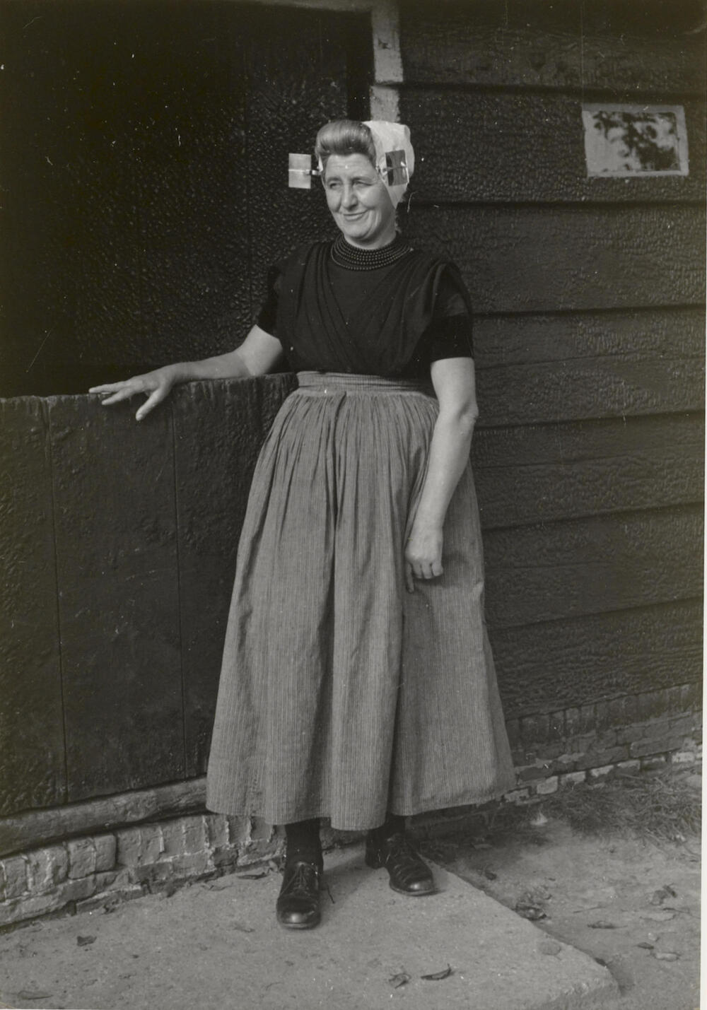 Vrouw in protestantse Zuid-Bevelandse dracht, Heinkenszand, 1950