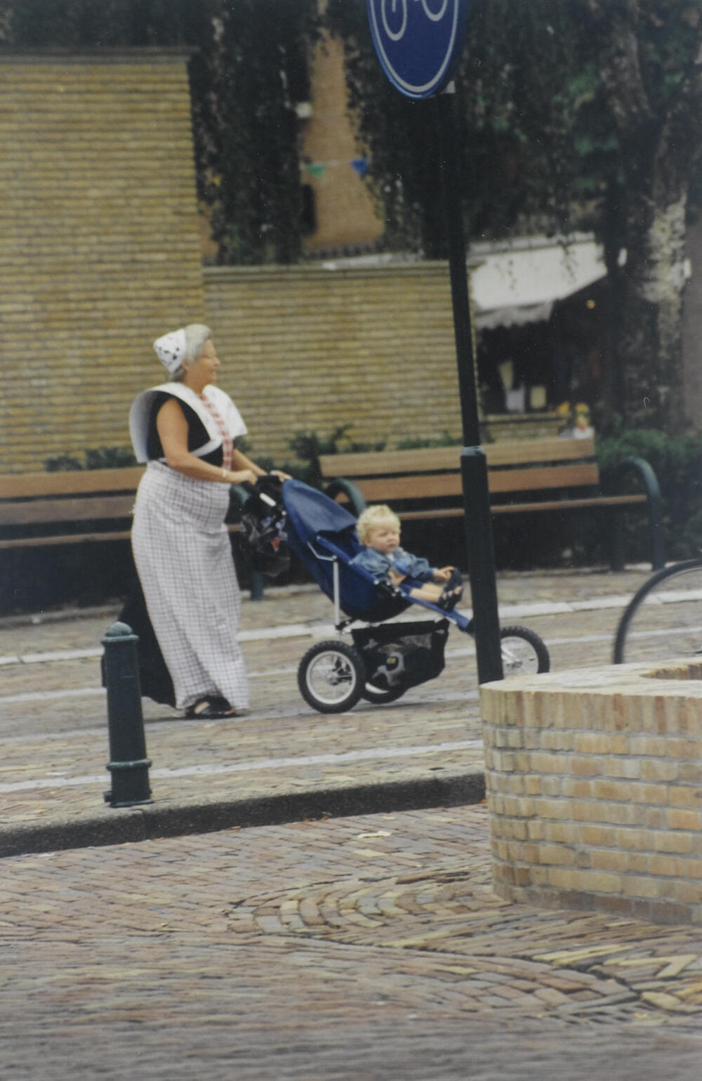 Vrouw in Spakenburgse dracht, 1999