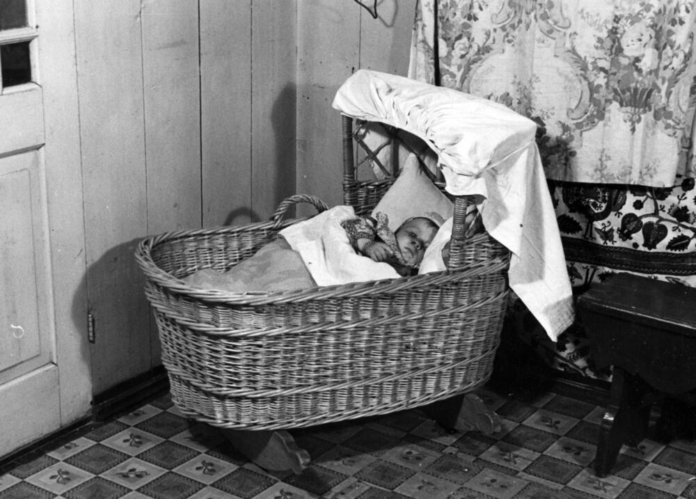 Kind in een wieg, Marken, 1943