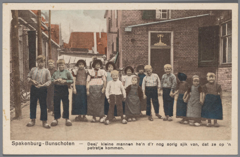 Jongens en meisjes in streekdracht te Bunschoten-Spakenburg.