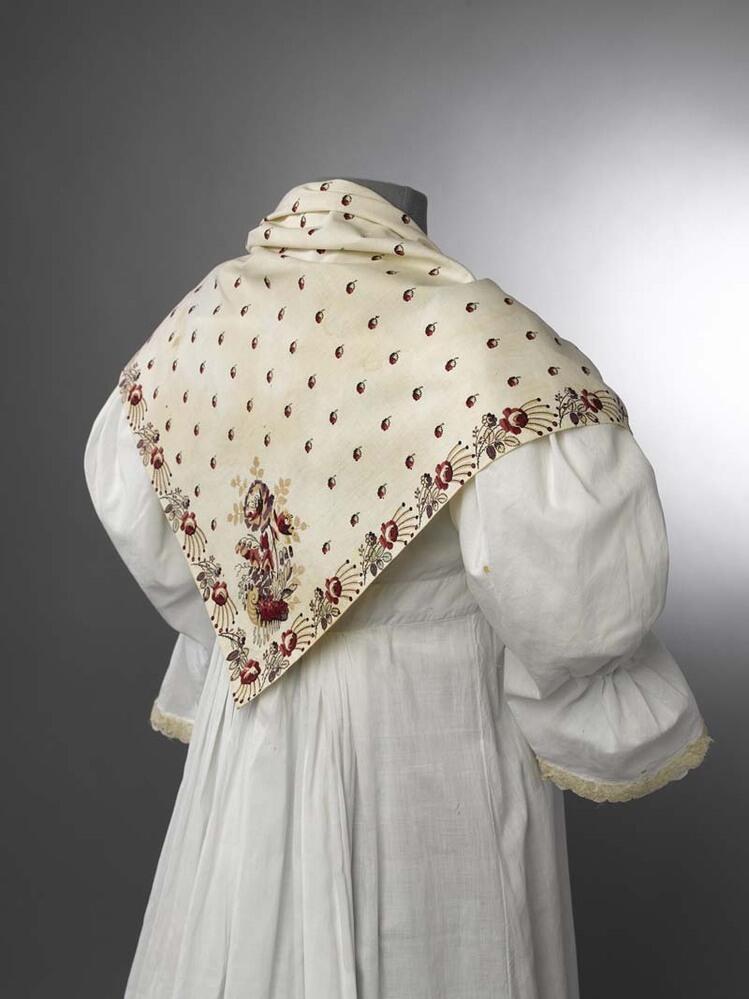 Witte driekante katoenen doek bedrukt met bloemenrand en bloemmotief