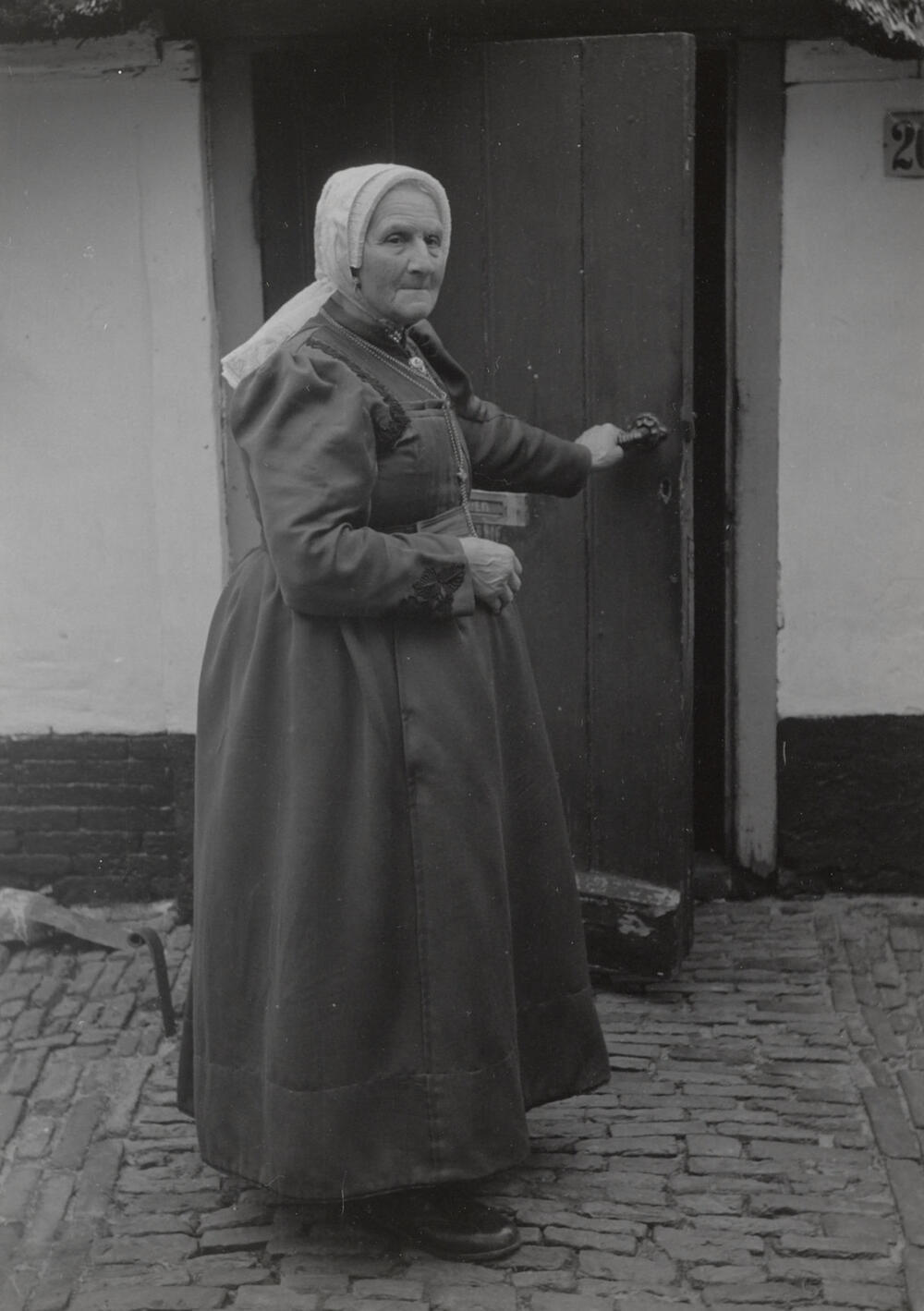 Antje Dorresteijn-Kuijer in streekdracht uit Soest, 1952