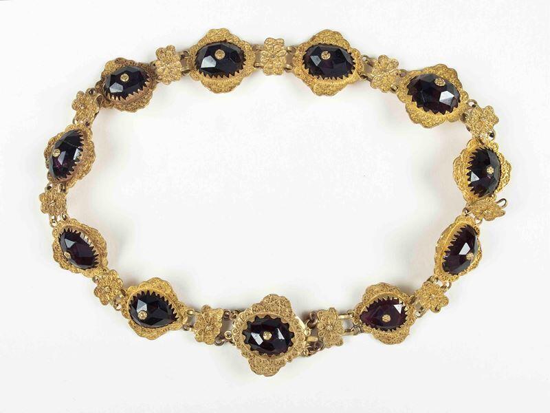 Collier van granaten gezet in goud ovale  zetting afgewisseld met filigrain plaatjes, met slot
