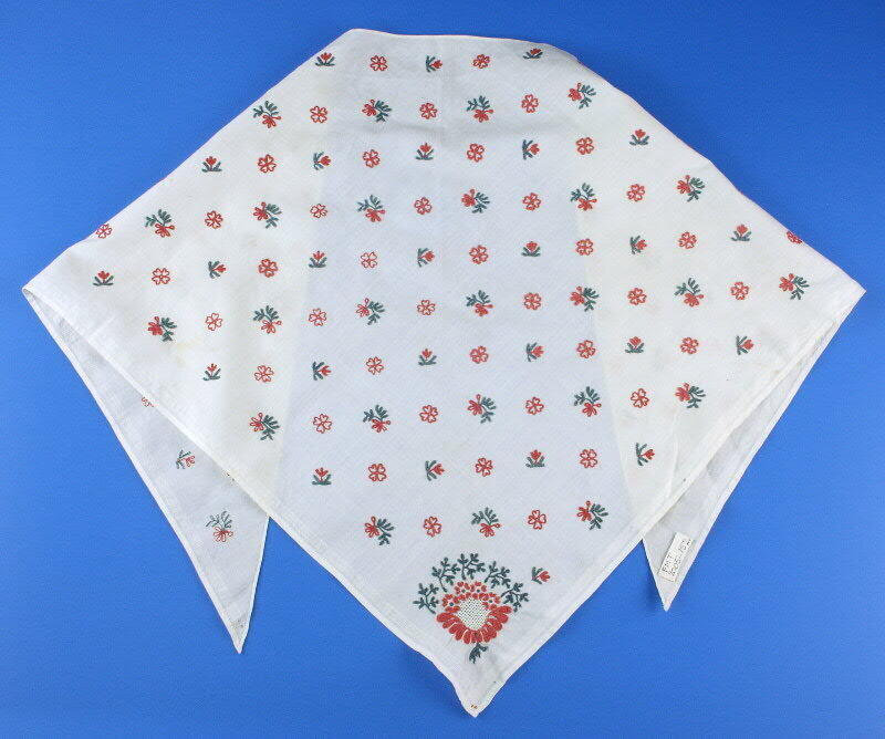 Katoenen tipdoek met rood-groen getamboereerde bloemmotiefjes