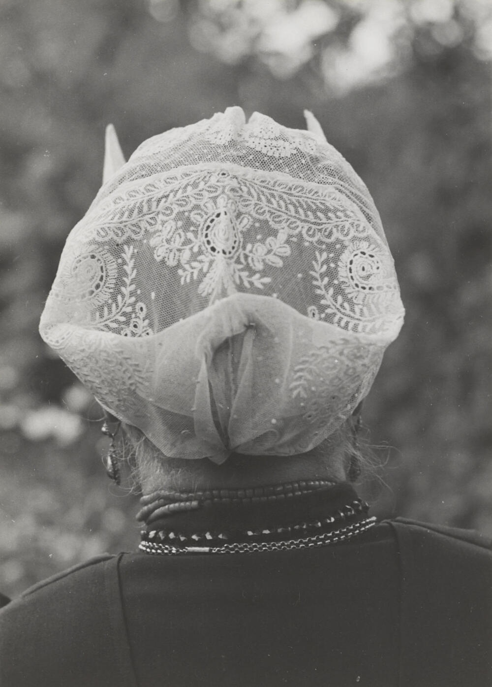 Mevrouw De Leeuw in streekdracht uit Laren, 1952