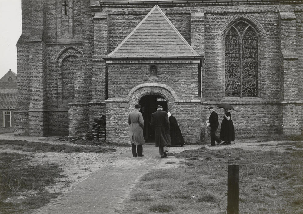 Kerkgangers, Zoutelande, 1950