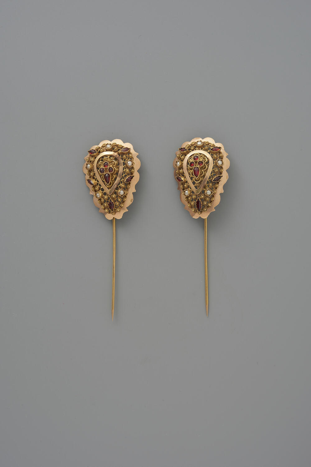 Paar gouden zijspelden, Noord-Beveland, 1895–1906