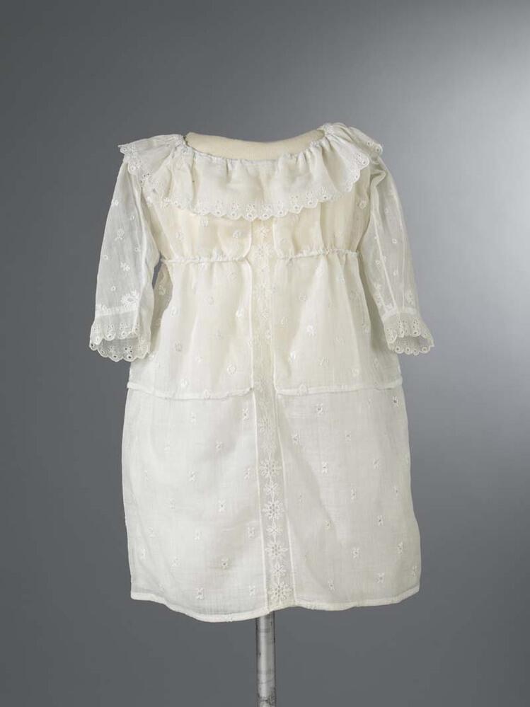 Japonnetje met lange mouwen van neteldoek met witwerk en  tamboereerwerk en broderie plooikraag
