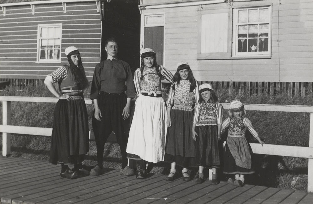 Familie Appel in Marker streekdracht, 1943