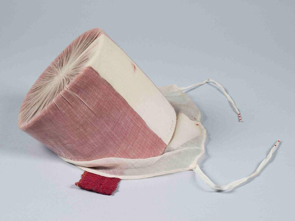 Foarflechter van rode baaie met een strûpmûtse van fijn wit neteldoek, onderdeel van volledig 39…