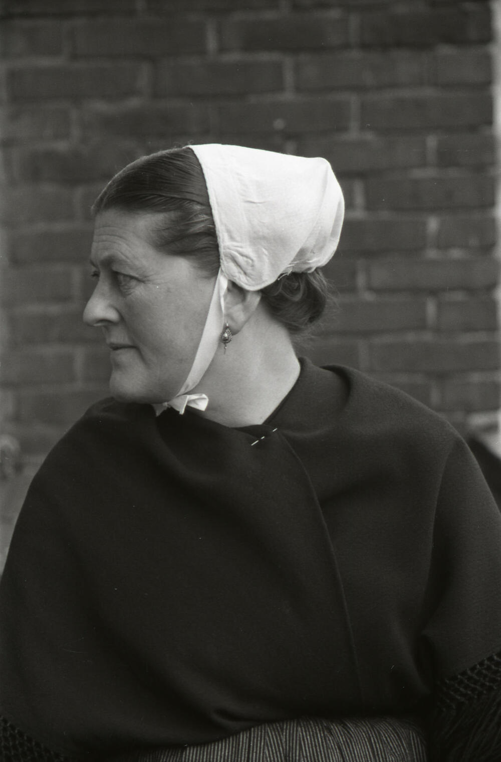 Vrouw in Scheveningse dracht, 1951