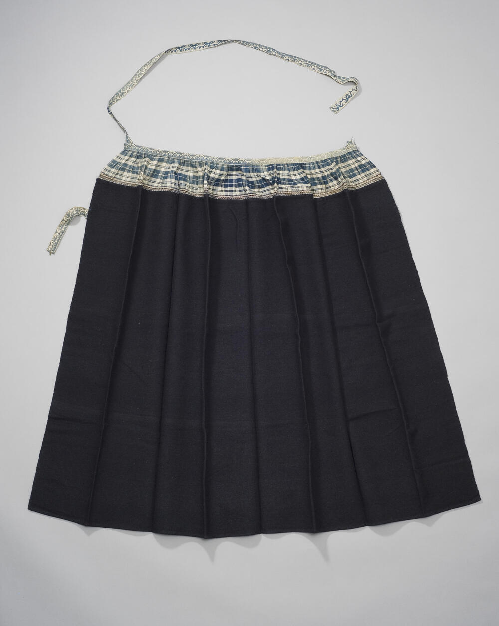 Blauw wollen boezel of schort, Marken, voor 1898