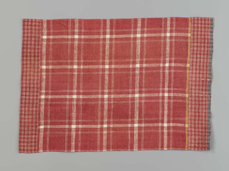 Hindelooper borstlap of foarpeldook van rood en wit bont, samengesteld uit twee soorten bont