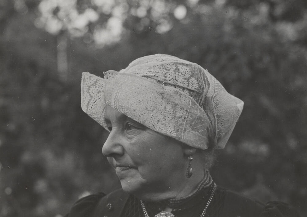 Mevrouw De Leeuw in streekdracht uit Laren, 1952