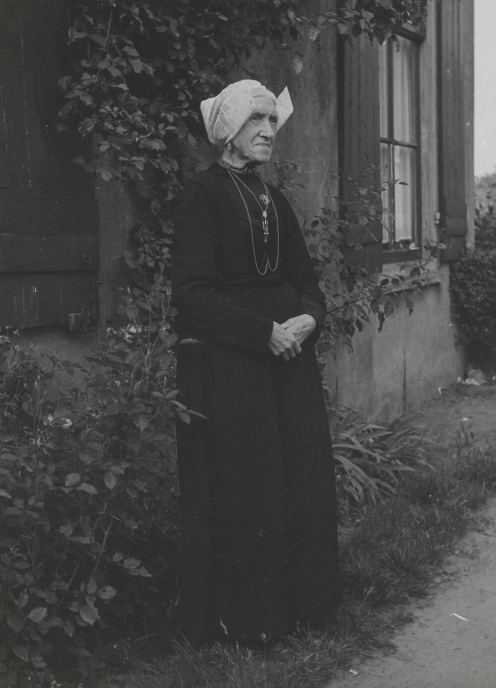 Mevrouw De Boer uit Laren in streekdracht, 1952