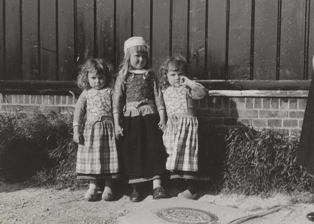 Drie zusjes in Marker dracht, 1943