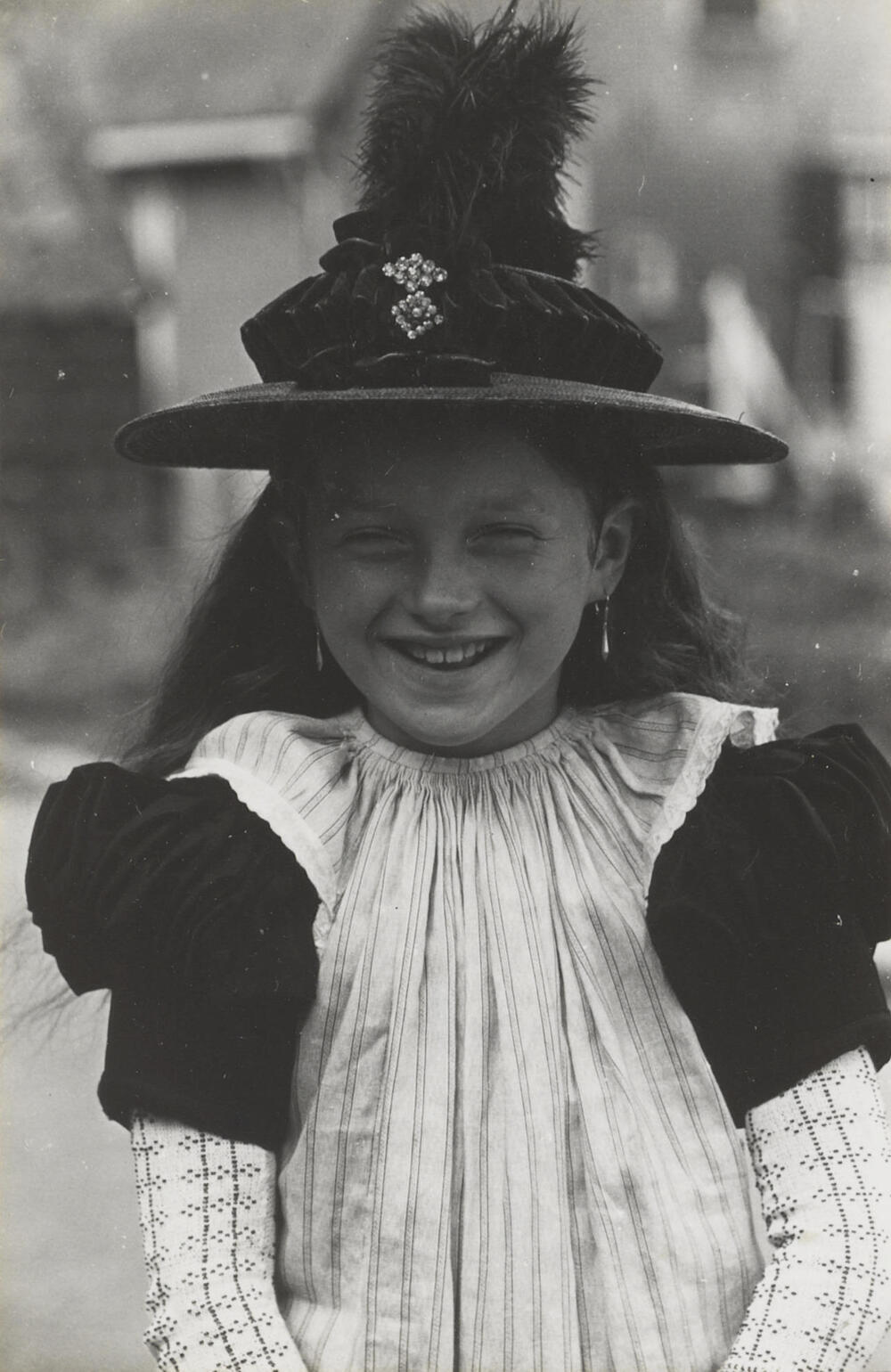 Meisje in streekdracht, Huizen, 1945