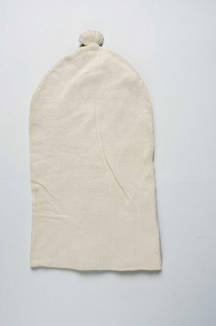Machinaal gebreide effen tricot slaapmuts, gevoerd met hetzelfde, met kwast bovenop