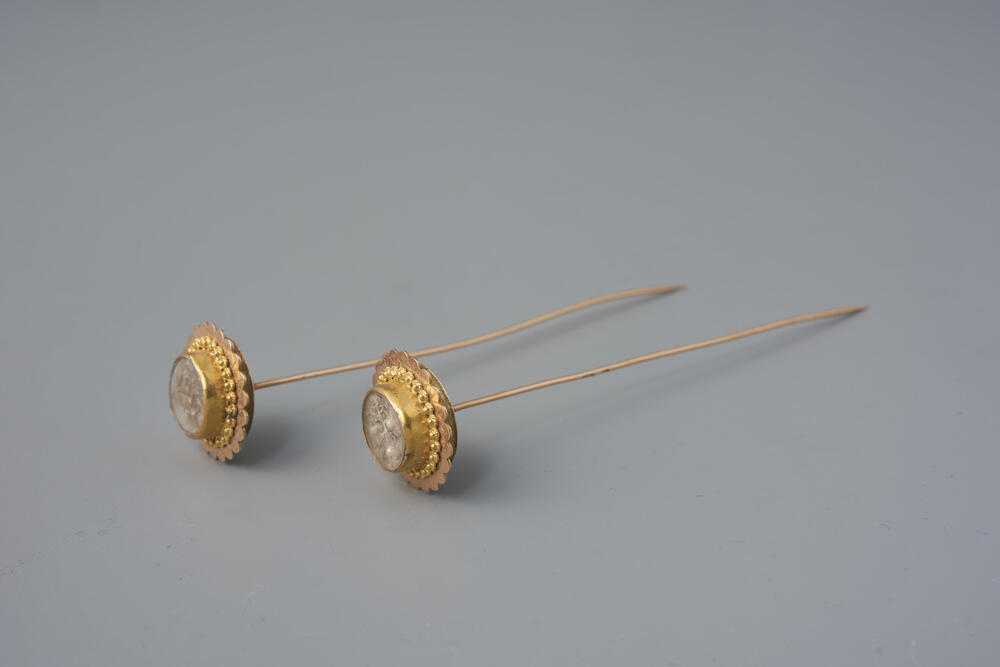 Paar gouden mutsenspelden met haarwerk, Goeree Overflakkee, 1910–1915