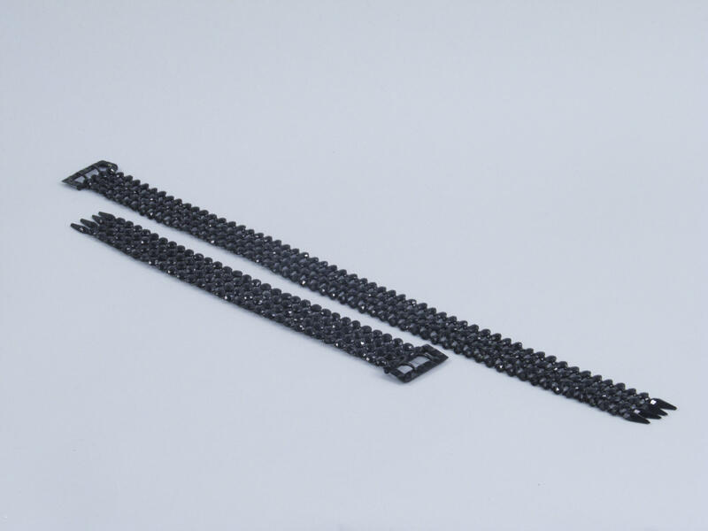 Ketting (?) en armbandje (?) van zwarte gitten met gespsluiting