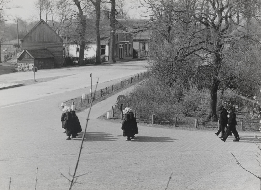 Kerkgangers ter hoogte van 'De Hoek', Staphorst, 1944