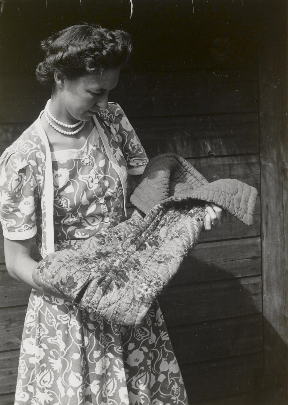 Museummedewerkster met doopdeken uit Eemnes, 1952