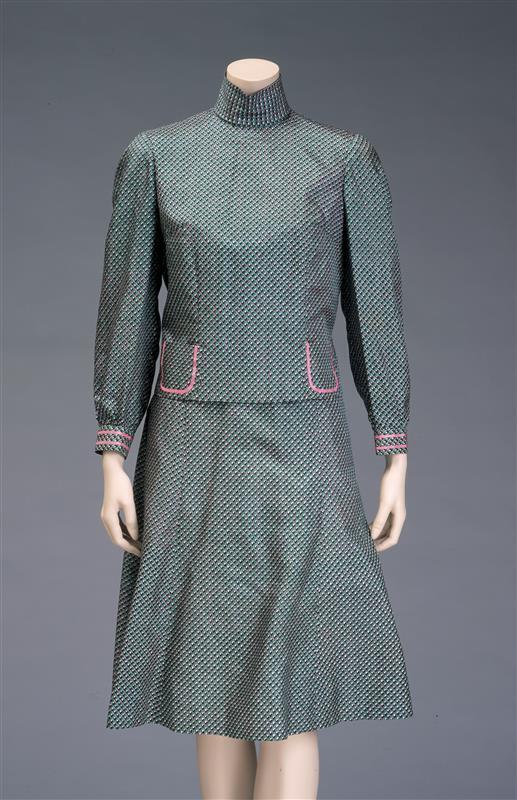 Damesensemble bestaande uit een blouse, een korte en een lange rok