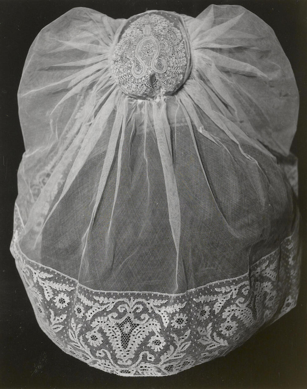 Mevrouw Keur uit Scherpenisse in Thoolse dracht, 1955