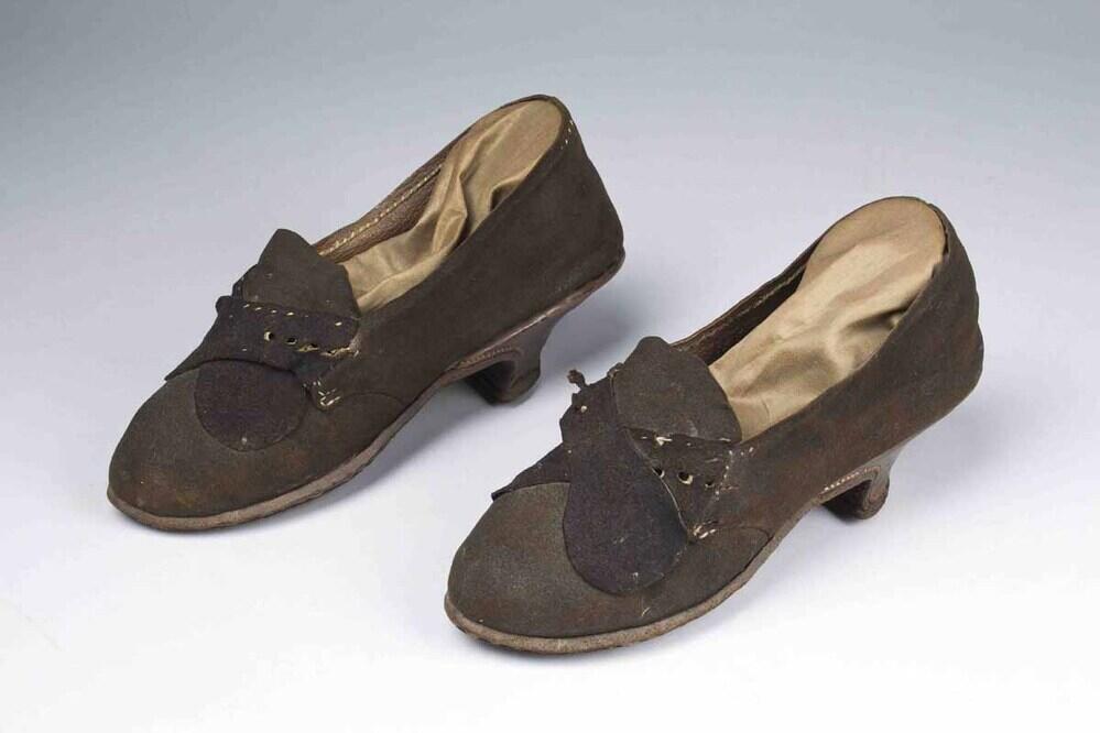 Paar zwarte suède schoenen met hakje