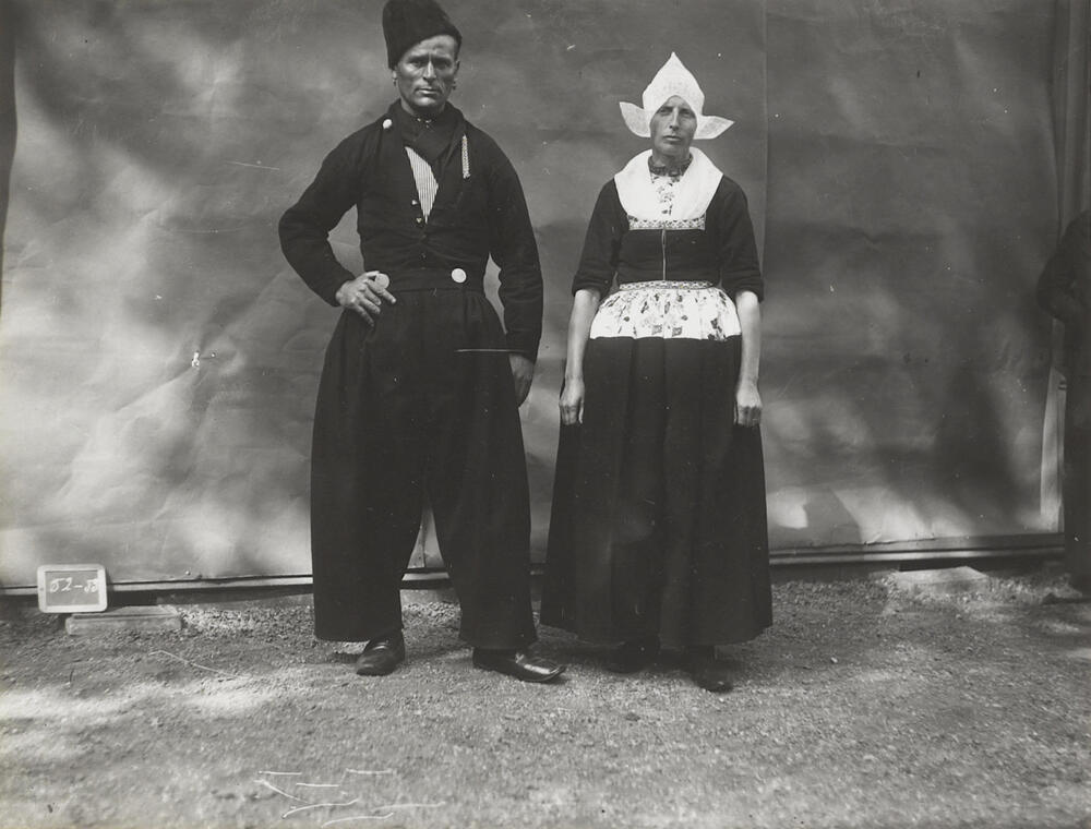 Echtpaar Veerman in Volendammer dracht, 1913