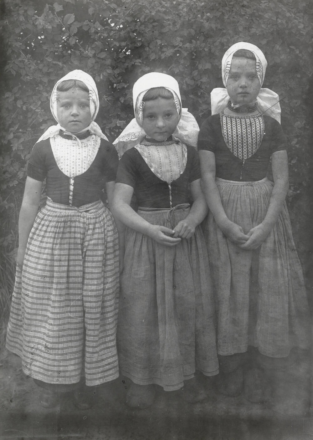 Drie meisjes in Walcherse dracht, 1913–1916