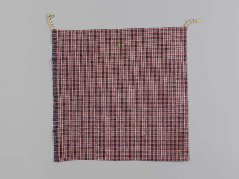 Hindelooper borstlap of foarpeldook van rood, blauw en wit bont