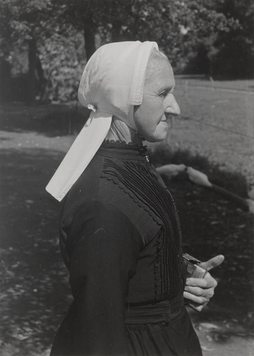 Daatje Post uit Vriezenveen in Sallandse dracht, 1947
