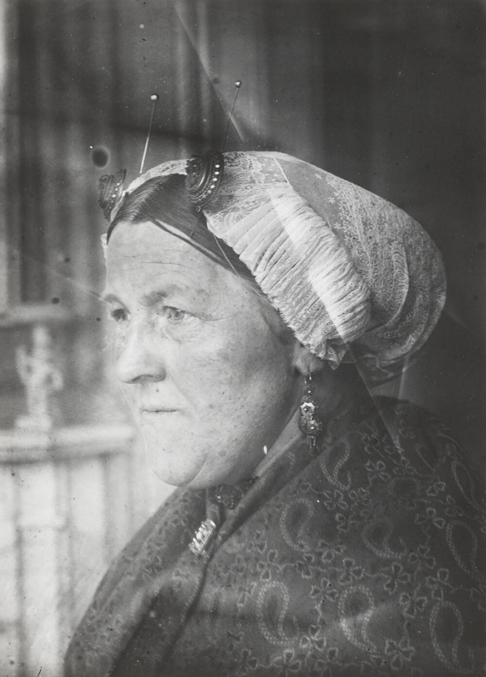 Vrouw in streekdracht uit Scheveningen, 1913–1916