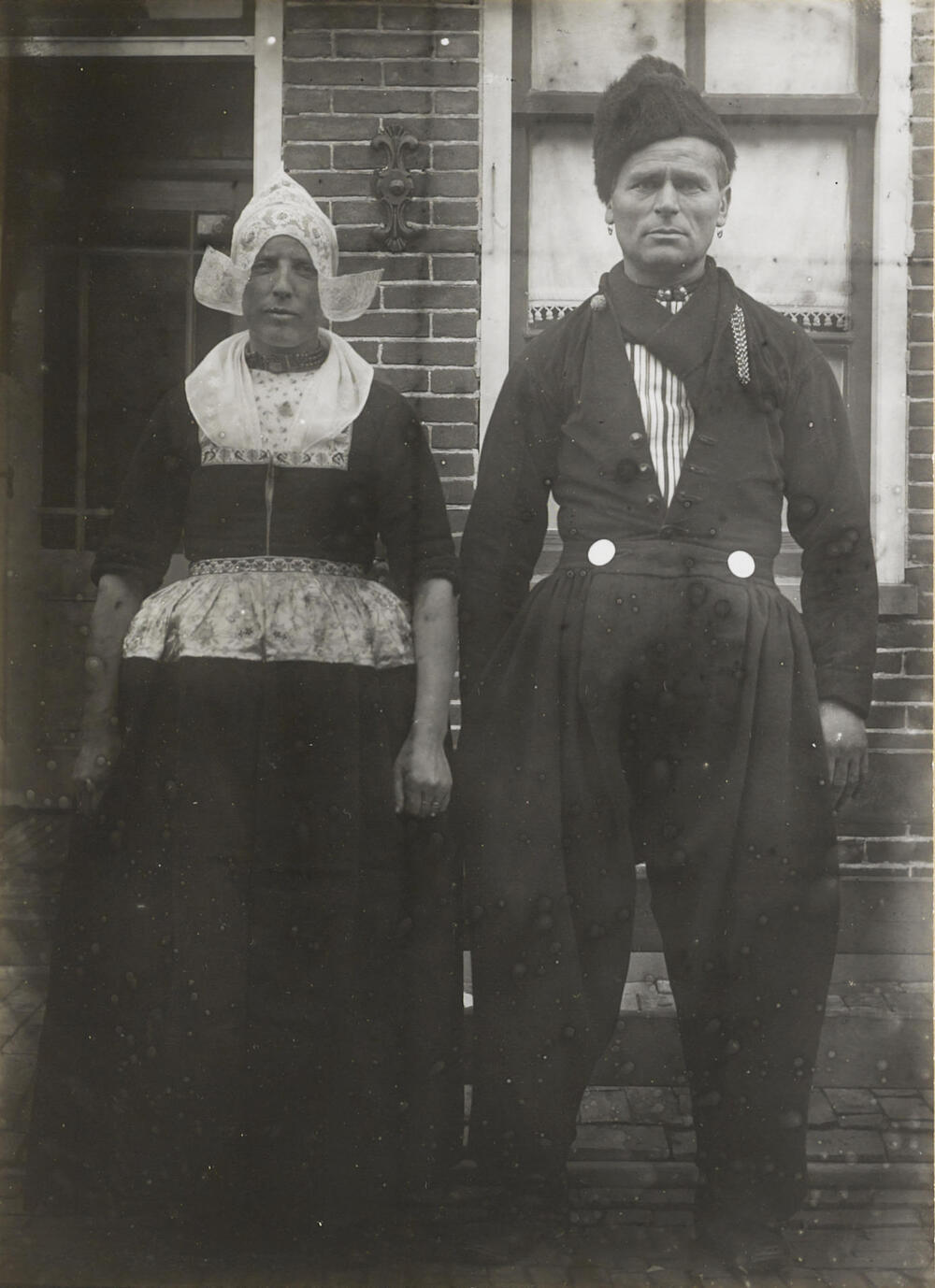 Het echtpaar Veerman in Volendammer dracht, circa 1915