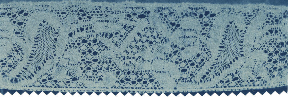 Detail 'hullekap' met strook Point de fee, Marken
