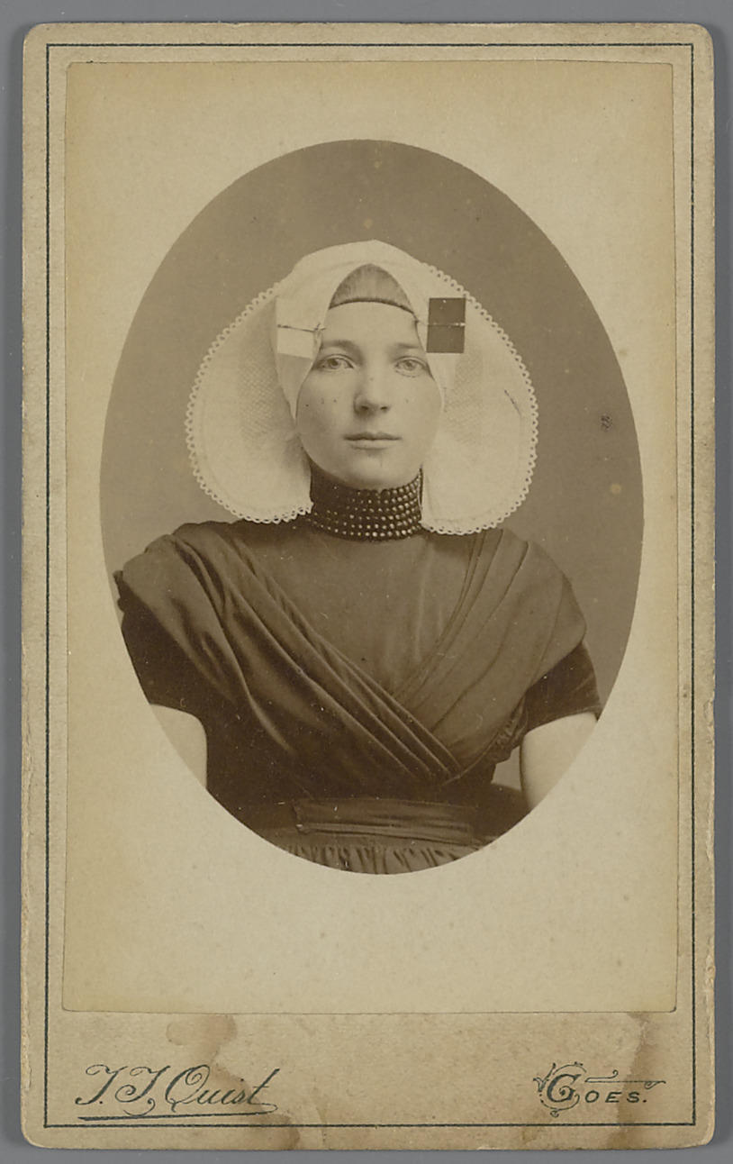Vrouw in protestantse Zuid-Bevelandse streekdracht, 1869–1902