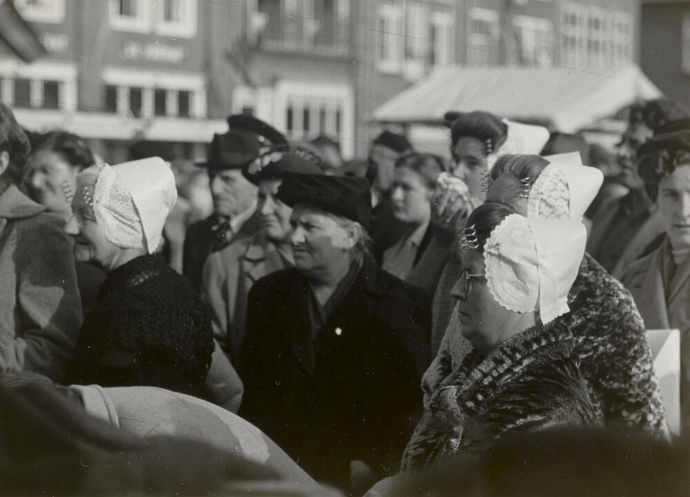 Vrouwen in Walcherse dracht, Middelburg, 1950
