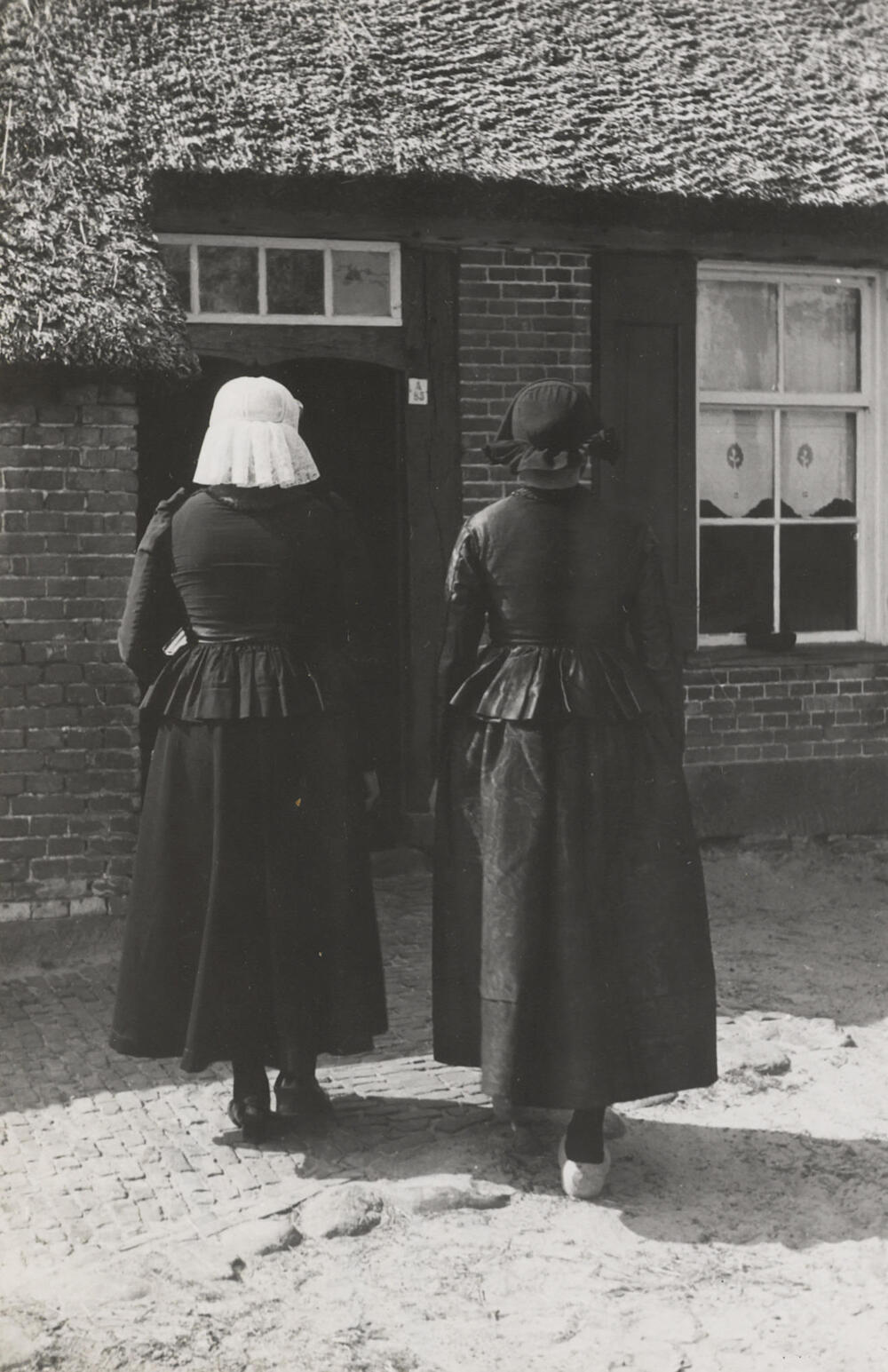 Vrouwen verkleed in Drentse dracht, Oud Schoonebeek, 1946