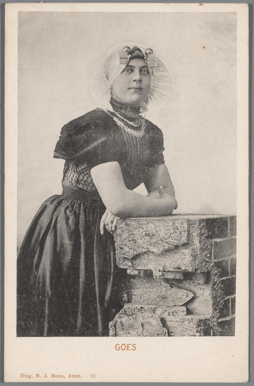 Vrouw in protestantse Zuid-Bevelandse streekdracht, 1886–1905