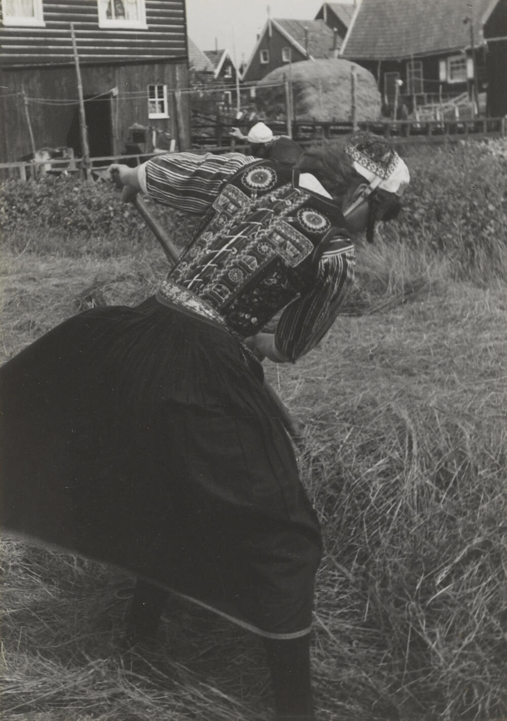 Meisje aan het hooien, Marken, 1943.