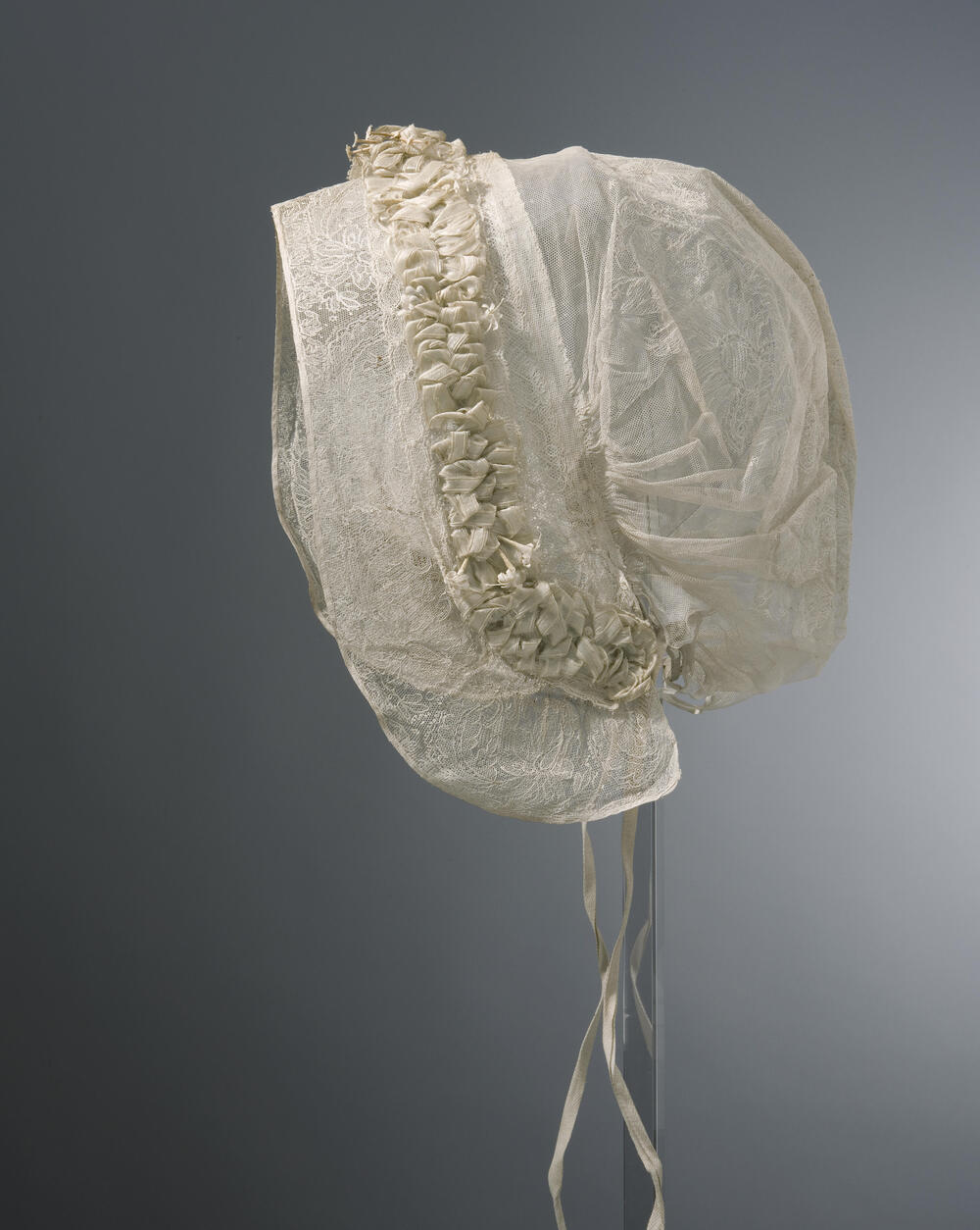 'Strakke muts' met lint- en bloemengarnering, Breda of omgeving, voor 1946