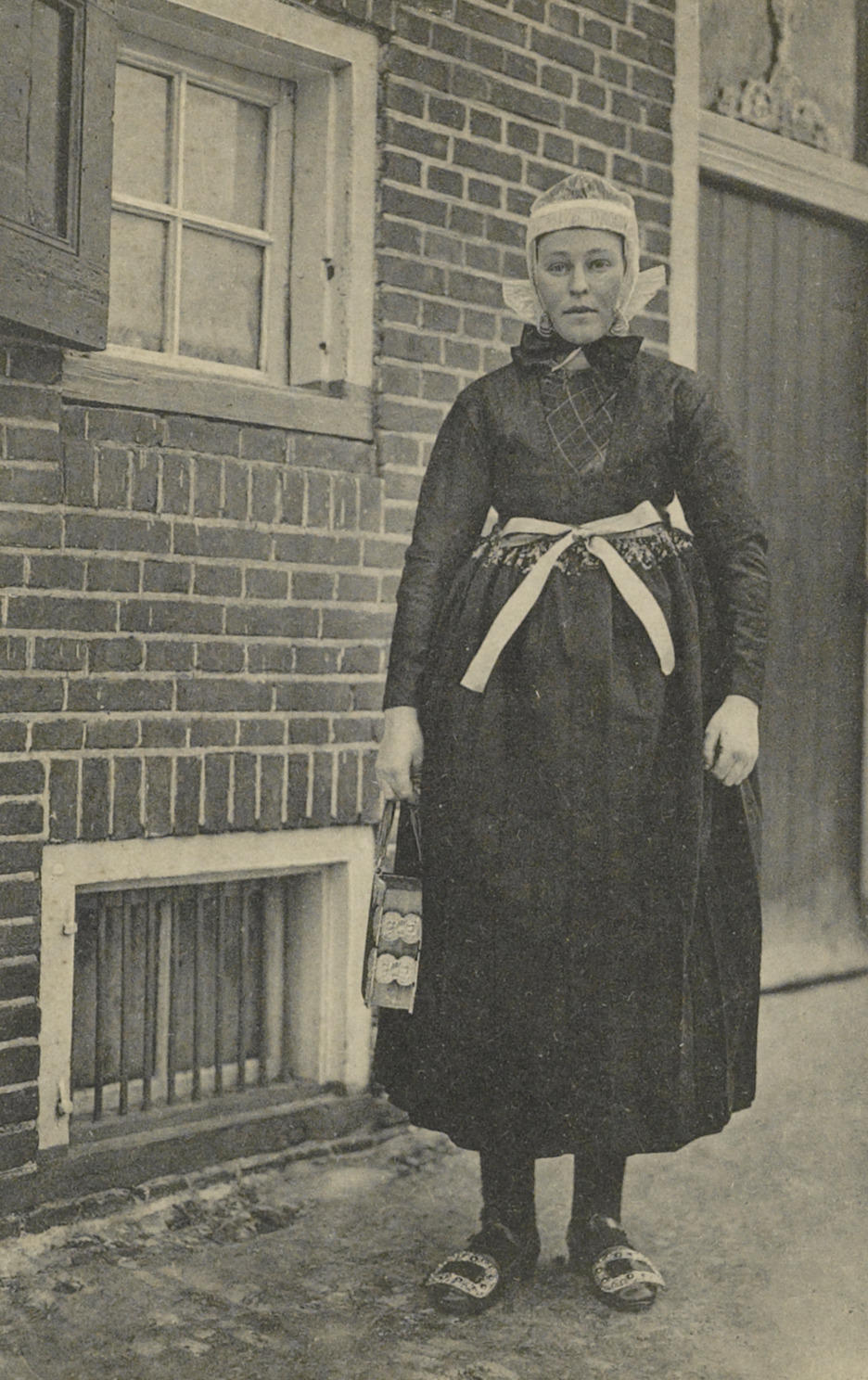 Vrouw in kerkdracht, Staphorst