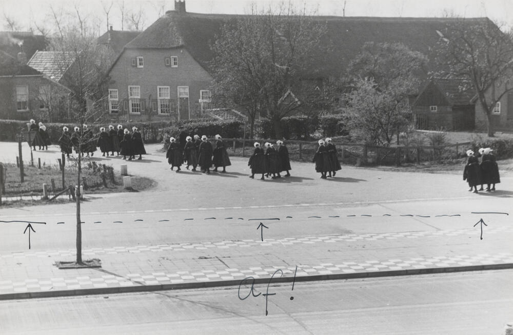 Kerkgangers ter hoogte van 'De Hoek', Staphorst, 1944