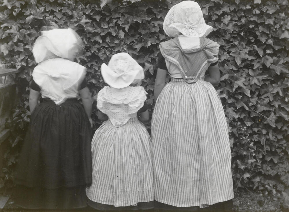Drie meisjes in Arnemuider streekdracht, 1913–1916