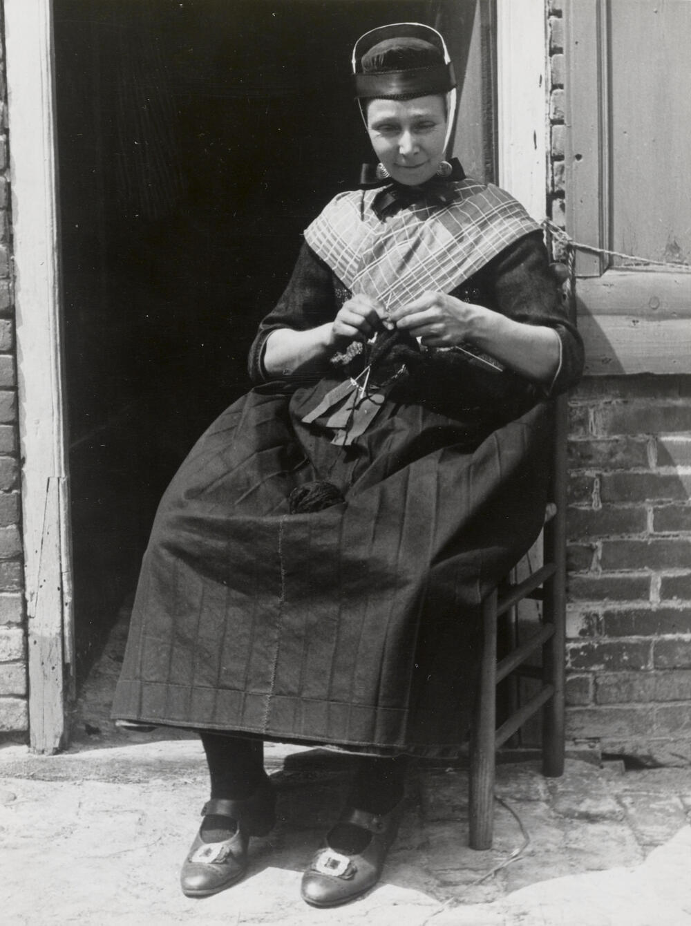 Hendrikje de Lange aan het breien, Staphorst, 1944