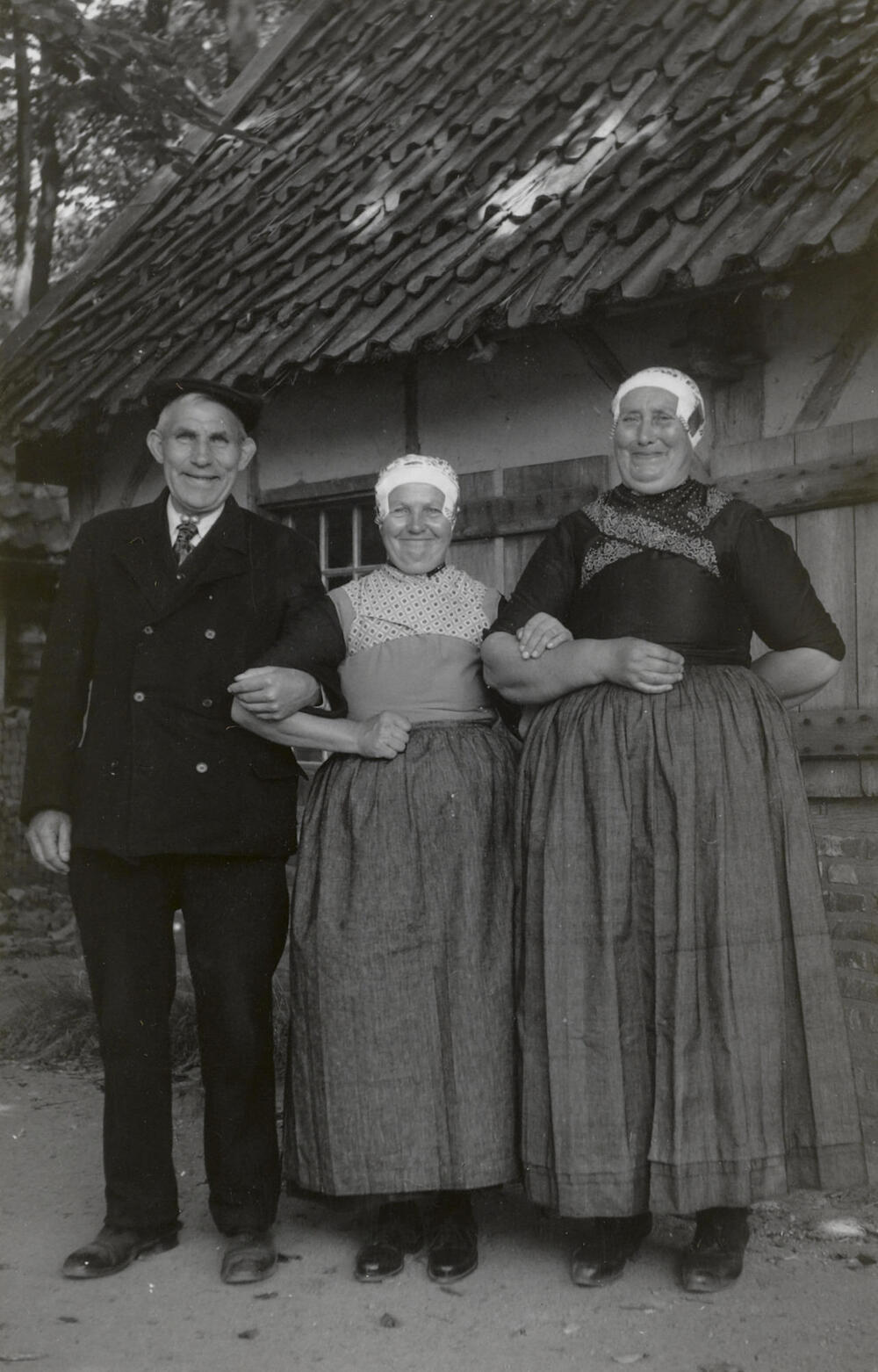 Kornelis Karssen, Maria Karssen-Westhuis en Grietje Vis uit Doornspijk in Veluwse dracht, 1949