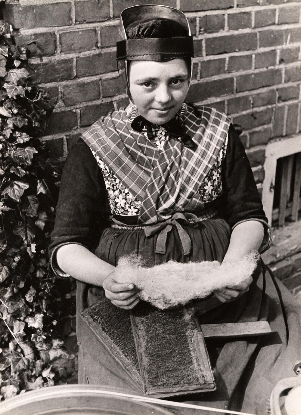 Kaarden van wol, Rouveen, 1944