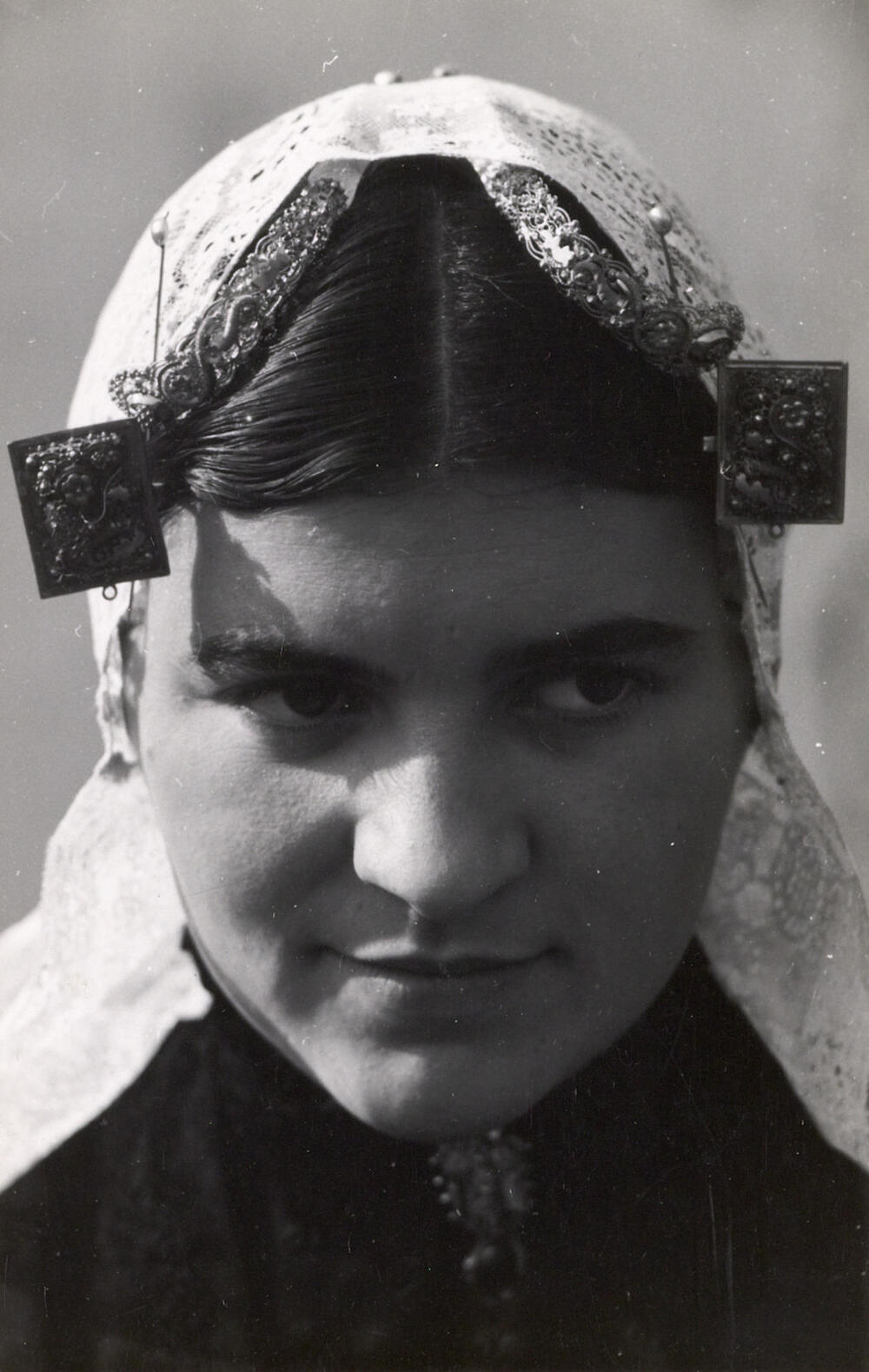 Dirkje Verdoes-Zwaan in Katwijkse dracht, 1944